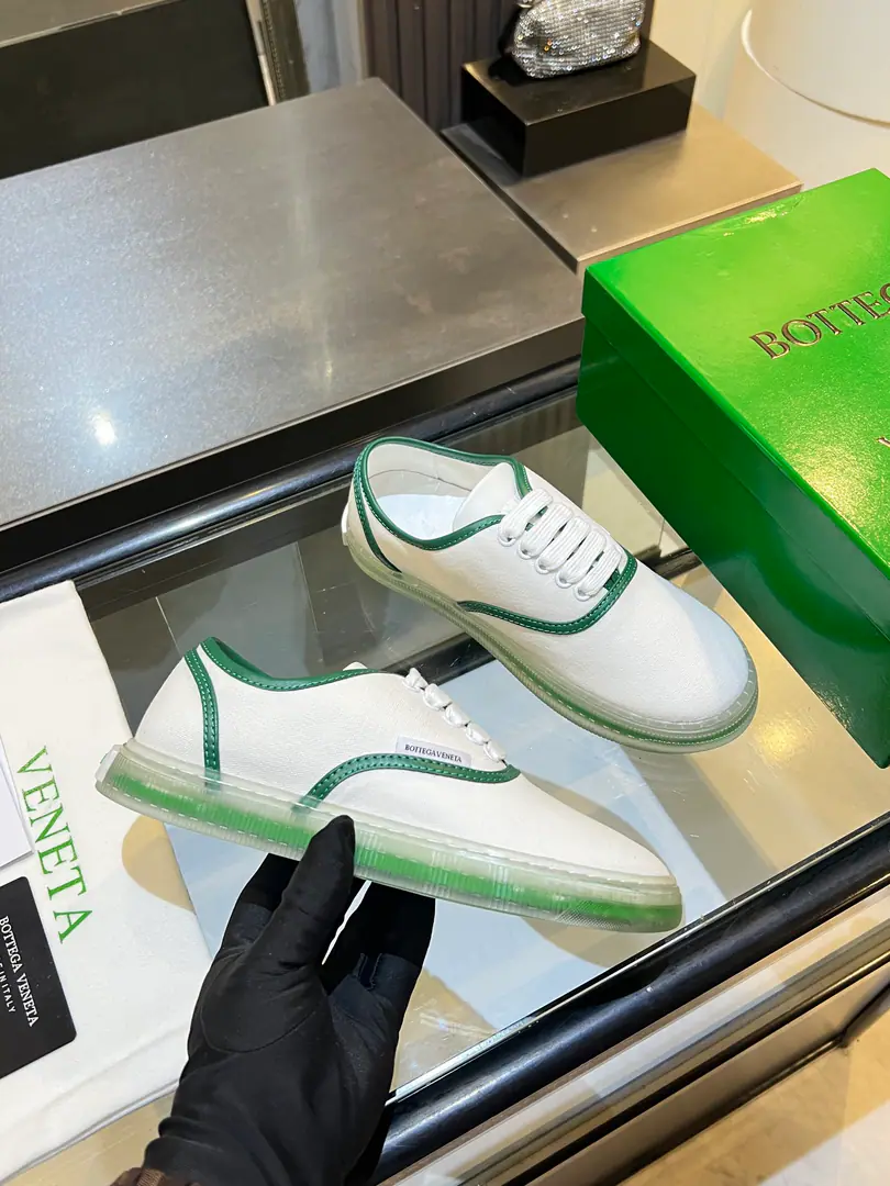 Get out of the factory.🌸🌸BV2026The new one.EliotSports shoes BOTTEGA VENETA BVIt's brand new. Eliot I was thinking of using the ancient basketball shoes., Childish. ♪ The color of youth is all ♪!You can make couple shoes, wear them, and the whole shoe is comfortable., The canvas is a little self-regarded., Shoes gang and a collage of soft and luxurious sheep skins in a package., The red line on each shoe is hand-made., More taste and attitude. Fabulous.: The canvas. Uchi.: The canvas. Foot.: Lamb skin. Otsumi!: TPr Codes: 35-40