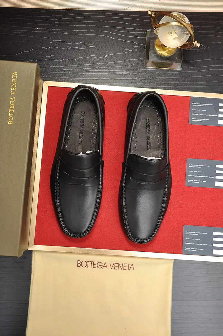 Get out of the factory. 【Botteg Venetta(BV)】（In the whole cow's skin.）New exclusive. New money for the network. Top-of-shoe calf skin made above the shoe surface A delicate touch. The quality of luxury. For men's delicate weights. It's a noble place to be. A carefully designed Mark hand-made stitch. Fluid Lines Inside the whole cow. Sweatwash comfort. 38-44