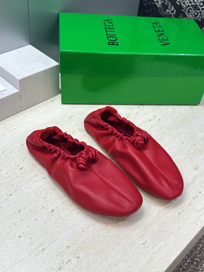 Plant prices Top Bottega Veneta The Fluttershy.2026Spring and summer, Mary Jane Ballet. BVLetterlogoA square head weaves dancing shoes. Material:I'm a mixed-skinned goat.+In the skin of the sheep.+Original modeling slides over base Size: Female size35-42(40.41.42Custom without re-offer）