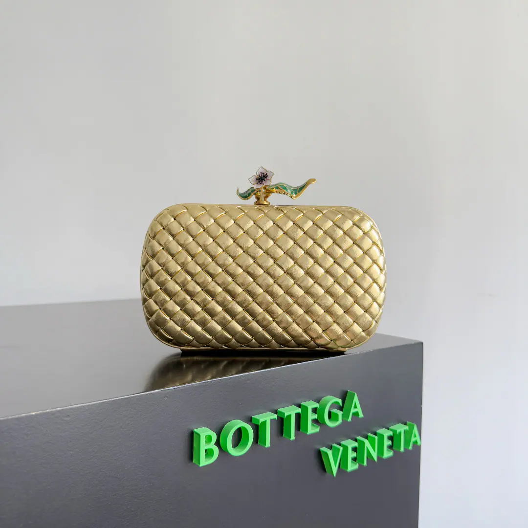 BOTTEGA VENETAMrs. Fluttershy.KnotLate pack. A nice evening bag like a jewel box., The little guy with the eyes must have found out., This time, the leather became a metal-like light., The whole bag looks really high-end., Even in a less bright environment, it's hard to hide the excellent lightness of this bag., This cube of flowers made of brass is not oxidizing., A heavy work with visible eyes.. Paragraph: 826183（717622） Colours: Gold Dimensions: 19*11.5*5cm