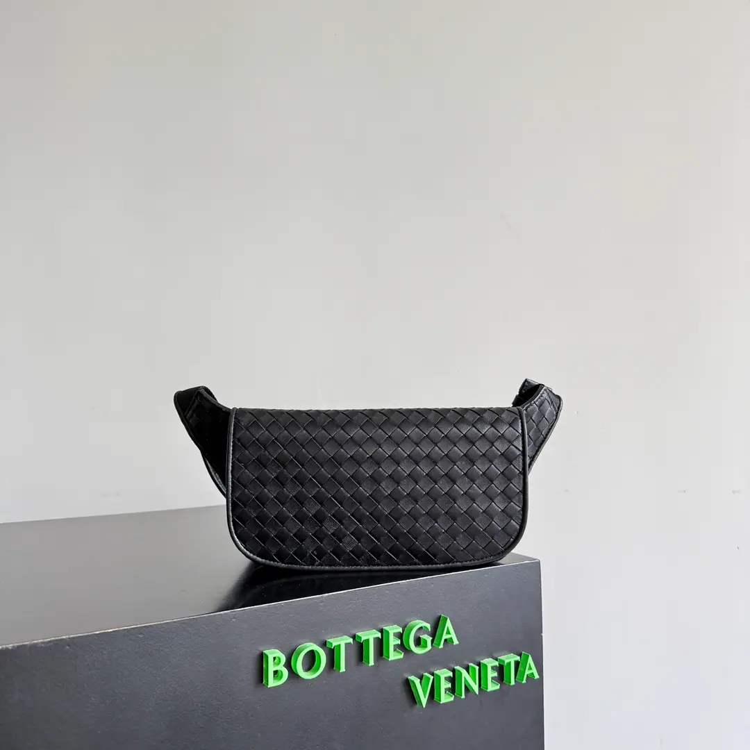 BV 2026 Veneto Belt Bag Open the waistbag.🤩, The whole thing is classic. Intrecciato Weave the little sheep's skin., ♪ Touch it soft ♪, But the bag is a big one., The top is very good.. The front cap is a magnetic inhalation., It's a good thing to pick up., There's a main zipper and a flat pocket., I'm just putting my phone on the phone., Short clip., AirPods This is all just perfect.. Inside, the skin design., The details are full of quality., It's a silver hardware match., The whole thing looks clean., Again.BVThe low-profile touch.. - The waist bag./Slash one bag of both., Let's go and free our hands., Telecommuting, Holiday., You can't make mistakes when you're out of town.💖 Paragraph: 876334 Dimensions: 32.5*13.5*5cm