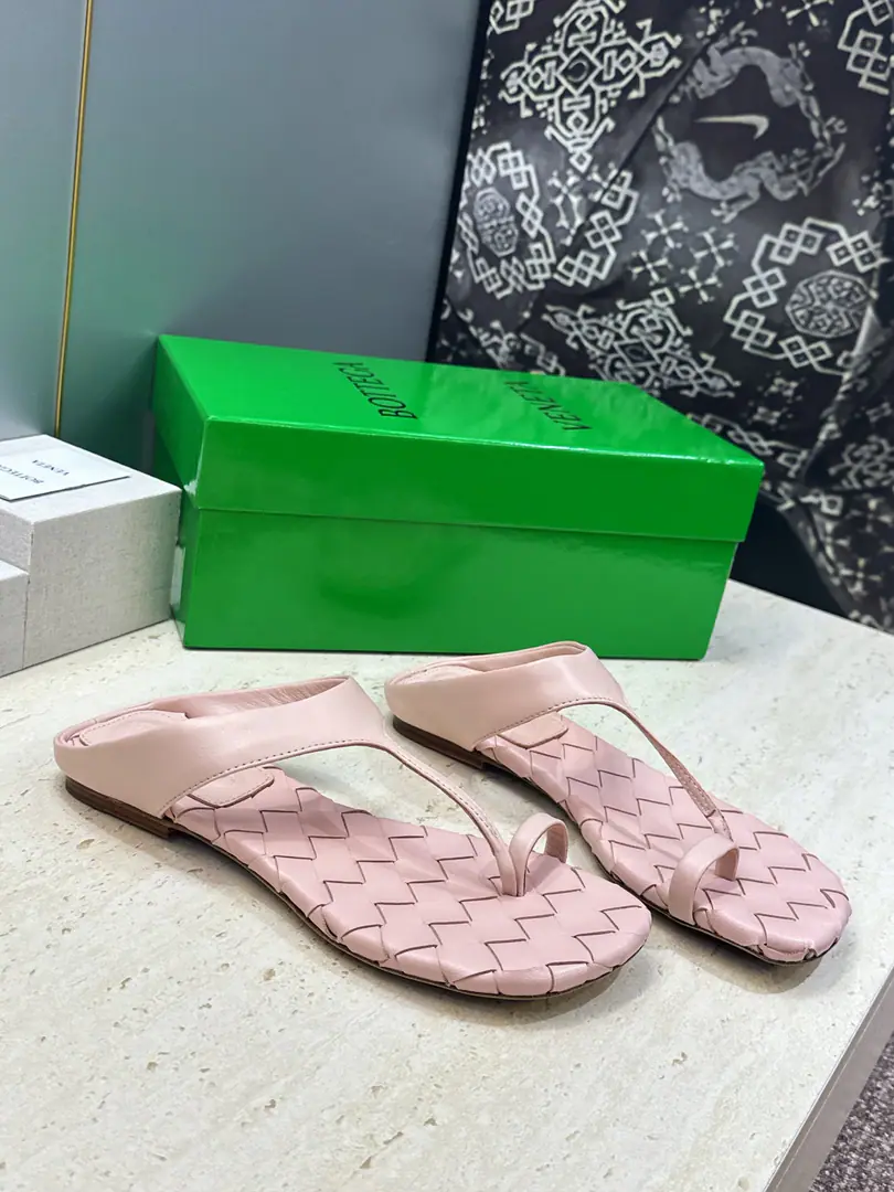 Plant prices Bottega Veneta The Fluttershy.2026Spring and summer weavers. BVLetterlogoA toe-toe slipper. Material:I'll import a cow's skin on my shoe./Import of metal cow skin+In the skin of the watered cow.+Italy is a big-ass country. Size: 35-42(40.41.42Custom without re-offer）
