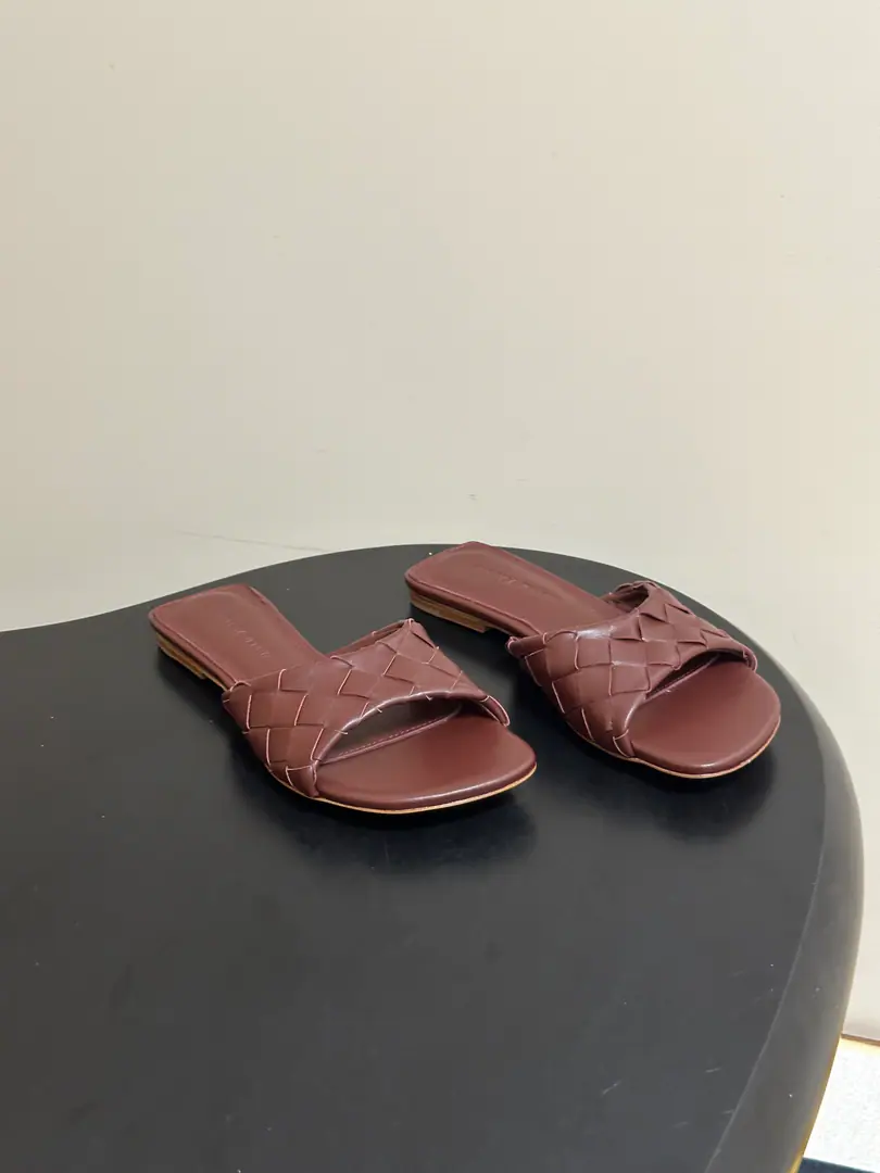 Top Quality BOTTEGA VENETA The Fluttershy. 2026Summer New Money BV LiviaMuller weaves sandals, squirts. ClassicIntrecciatoHand-weaving mythology, 12mmSoft and bottom height, ♪ Step on the loose ♪. The head is a very simple line., Low-saturated leather with a lot of gas.！Daily commute, It's all right for vacation., Low profile.logo, The quality is the best sign.！The beautiful fairy slippers are here.💥The money's gonna be tied up with Muller.！The delicate import is so soft and the skin is so strong.！Fine twisting decorations Jane is a very valuable man.！Low heels aren't tired., It's a steady walk.！Spring and summer just needed a single.！You can put on any dress., The pants are so emotional. The rich family is so full of slobber and slobber.！The Fluttershy. Bottega Veneta For every woman who walks around.. Shoe.: Customize weaves of cattle skin Inside, put your feet on the inside.: Bullskins. Shoes under the sole.: The Italian skin is a big thing. Codes: 35-39(40.41.42I'll make sure I don't change it.)