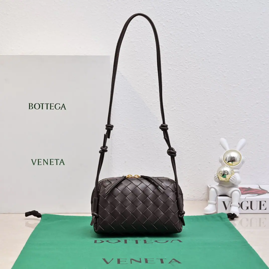 #BvNew paragraph Concert pouch I've seen the best mini-bots that can be used. 🎈 It's classic. lntrecciatoWeaver process✅ With a cortex with a double-head zipper., Open your mouth. Easy to release, Slip free modem length at the shoulder belt knot, i.e.🉑️Slash/Armor! You can be a handbag again. Little body. It's a big capacity. That's a good one.！The key is still on the table.！Come on.@Sisters come in this little, beautiful little bag. 👍 Model: 4258 Dimensions: 18.5*11.5*8.5