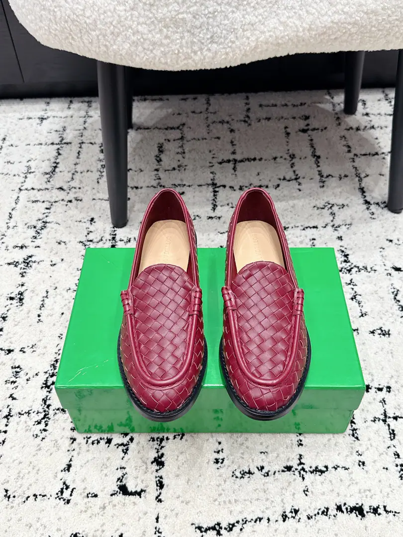 Bottega Venet* 26/ ♪ The early spring ♪ ♪ Weaving the head and the shoes ♪ BVWeaving head single shoes, The stylish sister's shoe cabinet just needs it.！Classic knitting process with a sense of excellence., The design is old and thin., Softly, softly, softly, with a good foot., You've been wearing it long enough., The commuter party is ecstatic., Multi-Currently Optional: Milky white./Wine./Dark Brown/Black/Gwang-jin., It fits all the suit.. You're dressed up nice at work., Every day, you wear a casual fashion., A pair of them'll take care of the commute., Date, Day, Close your eyes and don't step on the thunder.！ ✔️Fabulous.: Special Materials Handweaving ✔️Uchi.: Lamb skin. ✔️Otsumi!: That's a big one. ✔️size: 35-42（40 41 42Custom without re-offer）