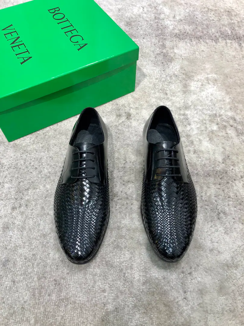 Bottega Veneta BVMen knit commercial leather shoes., Skins of cattle weaved on the shoe., In the soft sheep's skin., That's a big one., Standard Code38-44（45You're gonna have to do it or not.）, Current