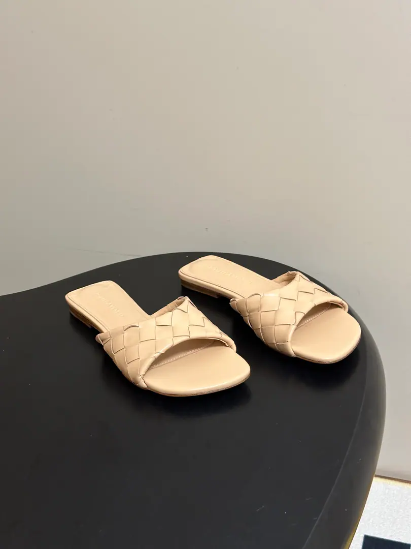 Top Quality BOTTEGA VENETA The Fluttershy. 2026Summer New Money BV LiviaMuller weaves sandals, squirts. ClassicIntrecciatoHand-weaving mythology, 12mmSoft and bottom height, ♪ Step on the loose ♪. The head is a very simple line., Low-saturated leather with a lot of gas.！Daily commute, It's all right for vacation., Low profile.logo, The quality is the best sign.！The beautiful fairy slippers are here.💥The money's gonna be tied up with Muller.！The delicate import is so soft and the skin is so strong.！Fine twisting decorations Jane is a very valuable man.！Low heels aren't tired., It's a steady walk.！Spring and summer just needed a single.！You can put on any dress., The pants are so emotional. The rich family is so full of slobber and slobber.！The Fluttershy. Bottega Veneta For every woman who walks around.. Shoe.: Customize weaves of cattle skin Inside, put your feet on the inside.: Bullskins. Shoes under the sole.: The Italian skin is a big thing. Codes: 35-39(40.41.42I'll make sure I don't change it.)