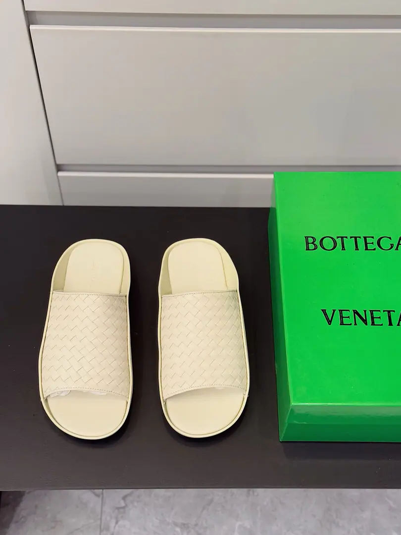BVGentlemen.WaveMuller sandals. IntrecciatoWeaving leather moller sandals, Streamline Outline The pneumatic exterior., OpankaThe structure is consistent with human engineering. Italy %Lamb leather. Size:39-44(38.45Do it.）
