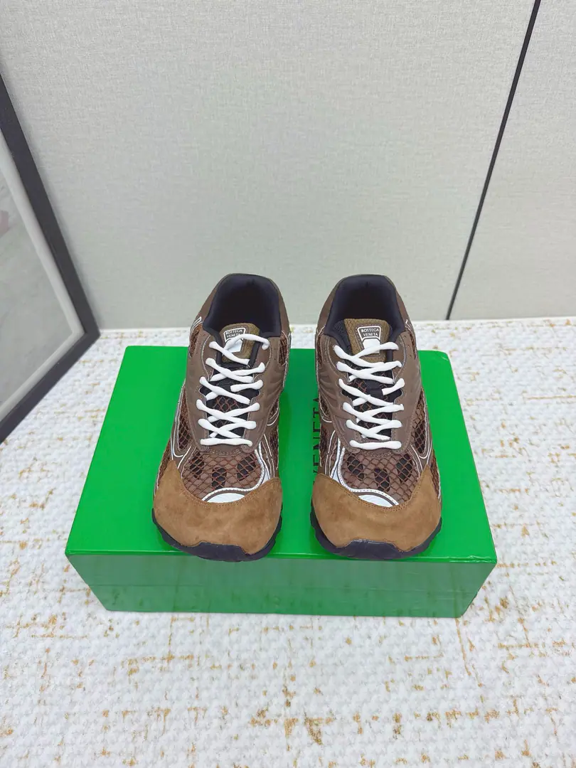 Get out of the factory.（High Version） Couple money. Bottega Veneta The Fluttershy.BVLatestOrbitSeries Couple money. Retro. Network Leisure Sports shoes Run! Dad's shoes. Original procurement development Make the goods. Bottega Veneta By 90The ancient style of freedom and follow-through., Launch a new neutral sneakers. Orbit Series While keeping the rest comfortable, A fine sculpture of a model design., The selection net-covering feed echoes brand brand brand branding.Intreccio Weaving elements, And I'm gonna use it to get a light foot.. And with the fine design of the foreword, bring a new act., In the collision of functions with contour, honor the personality., To create a style that is never out of date.. Developments”Yes.Matthieu Blazy One of the most important design concepts.. While wearing comfort., And you can finely modulate the foot line., You can be free to mix pants or skirts., ♪ Take a great deal of day-to-day style ♪ Send a cabinet for fine packaging🛍📦 ✔️Fabulous.: Original custom technology metal fabric+Network ✔️Uchi.: Import into the air network. ✔️Shoes under the sole.: Original Open Model Slide-InTPUMaterial ✔️Size: #Women35-41 / Men39-46（Women40.41Men39.46Do it.）
