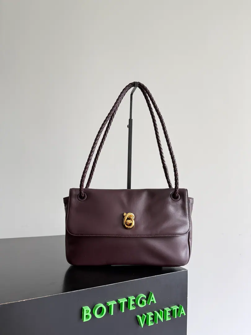 Bottega VenetaNew paragraph Madison Bags, We'll sew the retro and Mordon into the design.✨ Classic. BV Elements——Weaving shoulder belts, It's made out of fine craft., A symbolic gold twisting lock., The low profile is so noble.. One shoulder., ♪ The loose and the stylish ♪～Flip+Gold twist the locks., Details control ecstasy.！Flip Design, Not only does it add the resonance of the handbag., It also provides safer protection for the items.. It's a perfect wrapping size., It's not too stupid., And you'll be able to meet your daily needs.. BV New paragraph Madison Handbag., It's not just a fitting., It's more of an extension of your fashion attitude.. Come and get it in the bag., Start a new chapter of fashion for you.！ Paragraph: 836296 Dimensions: 27*16*6cm