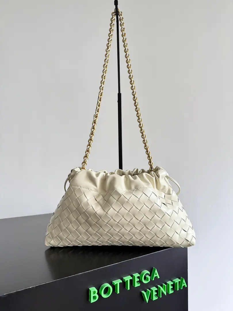 BOTTEGA VENETA 2025Ms. New.Dustbag NotteHandbag. It's always popular when it comes to the market.Dustbag- The chain clause.！！The handbacks remind you of the classic bag.Pouch, Light and elegant., The retained rope design allows the bag to be used as a armpit., Longer chains., It's a perfect match for the girls who like to free their hands and slant their backpacks., No matter what kind of back-up., You can change your back based on the occasion and the mood of the day.🪄🪄I got a wide-ranging package., It's the rainy season., The weather is hot., The bag can accommodate small umbrellas and water cups easily., The inside is nylon., And it's so easy to carry., It's perfect for summer. Paragraph: 839394 Dimensions: 33*19*8cm