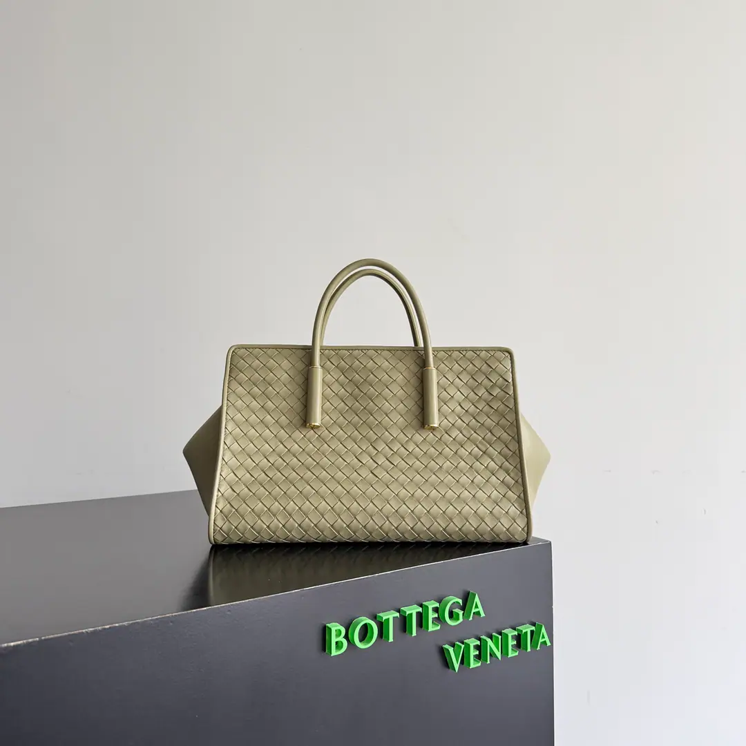 BV The little twilight of the Fluttershy.BarbaraComing!！Atmospheric rate Barbara👜♪ Roll out a lovely sister ♪👉Small Barbara, Shrink., There's no small space.！Building sense＋The handles., The line is sharp and soft and radians., Internal leather mirrors+Large capacity partition, Balancing the value of the color with the utility💯. The zipper's all right., Weaving is more of a seal.！Classic9x12Weaving with a cloudy little sheep's skin., Soft and luxuries., I'll just take it out and I'll have my taste.. Smaller sizes are more routine., I can fit in the usual stuff., You'll be out when you're easy to say., Self-respect., It's a good match., This year.BVA hot one.🤩 Paragraph: 875932 Dimensions: 30*20.5*18cm