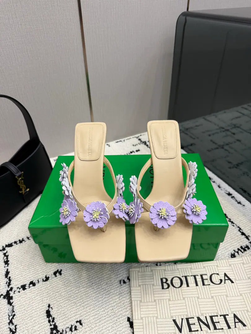 Top-level high-end version Repurchase Quality BottegaVeneta2026ssShoes.. BVThe money's a big deal., ins&Little Red Books are super-hot.！The upper foot is so sexy.！It's so beautiful.！There's a reason to get a fashion wind., The comfort of being trapped. It's not heavy, it's not tired., Original custom fabric Compare market top version. This big knitting shoe is so sophisticated.！You're a good-looking, fairy. It's a fashionable and design-oriented thing. And they're all very, very well worn., Especially with a skating tape cushion on the bottom of his heels., It's practical and qualitative., It's a good job for a working family.💃🏻 Comfortable design with inner courage. It's a great design. One of them is a personality. The tide of the monolith. Use Italian skin. Bio-plastic process Slippery comfort. He's tall.: 5cmand9cm Codes:35-39（34.40.41.42.43Do it., No, no, no, no, no.） Packaging: Top-level high-end package