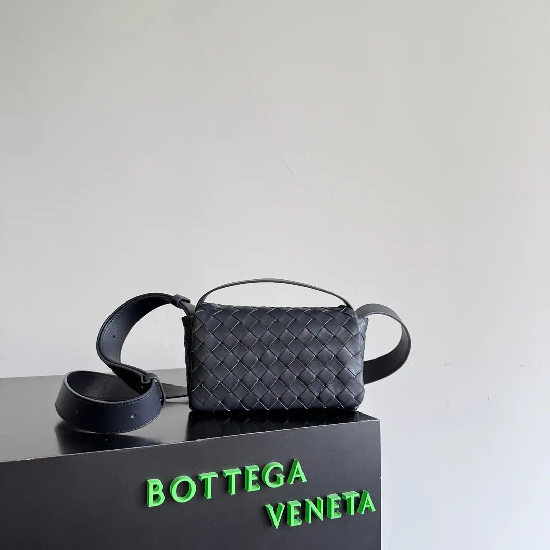 BV 26 The early spring new money. Intrecciato Mini Bag Full functional score！ The classic knitting process is a magic square., The line of square justice fills the mesmerized wind., Boys are so good-looking., Girls are so cool.～The skin of the cattle is resistant to the milling., The daily work is not in any way painful., SliplineNappaLittle sheep's skin., Feels so good.～With two shoulders., Short shoulder belts can be broken., Long shoulder band is fine., Handheld or slashed toggles super-flexible, The caps are designed to be steal-proof and sharp., Cell phones, Wallet., It can be loaded.. Daily commute, It's a good look for the way out.. Paragraph: 857931 Dimensions: 20*12*6.5cm