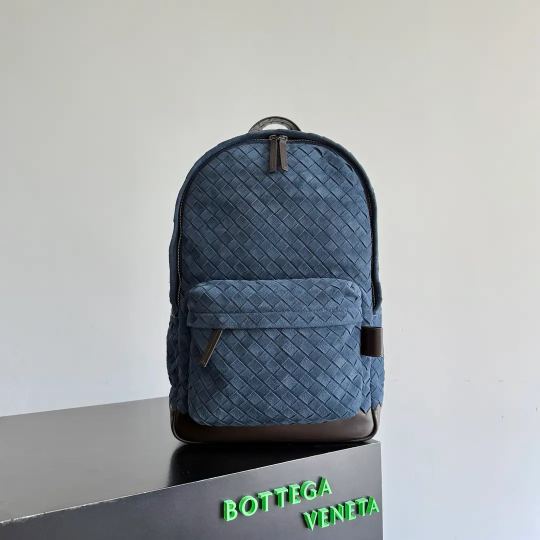 BOTTEGA VENETA New paragraph Intrecciato Weaving two shoulder bags, ♪ To keep the brand of classics ♪💼 Unique knitting process, ♪ Combine soft velvet with hard light ♪, It's a visual and tactile contrast., It's a little younger and more stylish than a pure weaving.. A simple look, but a high-level recognition., Large-capacity space for office commuters, We can load the files., Digital equipment, It can hold the daily things.. Autumn with a windcoat., A sweater or a knitting suit., It's a warm, high-class recollection.✨. Paragraph: 828117（730732） Dimensions: 30*46*14cm