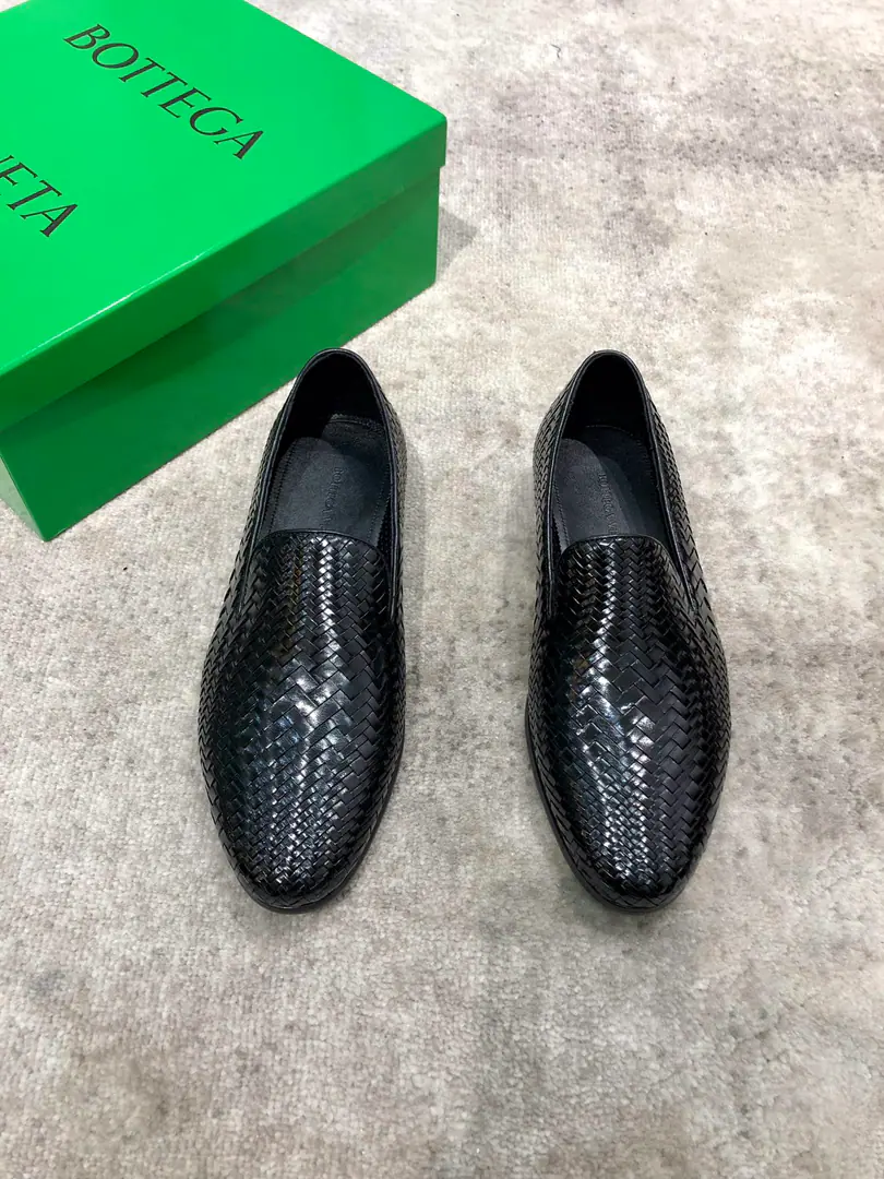 Bottega Veneta BVMen knit commercial leather shoes., Skins of cattle weaved on the shoe., In the soft sheep's skin., That's a big one., Standard Code38-44（45You're gonna have to do it or not.）, Current