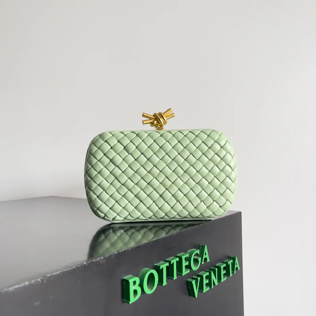 The Fluttershy.24Spring fashions make dinner bags. No ID, And the same thing with the glow., This dinner bag is so colorful., The petals are a source of spring's joy. Original factory skin➕Unspoiled steel hardware➕24kReal gold.➕All handy Some of us know about our brand history., I think we've all heard of the knot. BottegaVenetaA story., And one of the more important designs. Paragraph: 717622 Dimensions: 20.5*6*12.5