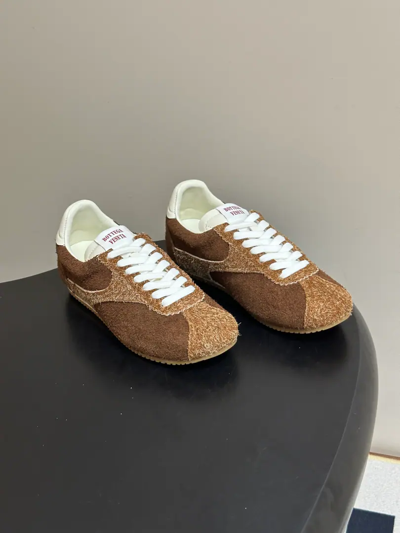Bottega Veneta BVThe Fluttershy. 26ss The new early autumn. The Guagan shoes. Old money and a tacky shoes. A low-profile, high-level atmosphere with a softly re-reading ancient culture., Sides of a light colored block that spelt into the atmosphere., The white stripes are a hundred times a day., The shoe tongue label details are very low profile., The whole version is easy to read., No extra plethora of designs.. Very simple regood-style combination low-key impact design, ♪ To abandon the preposterous decorative master of quality ♪, You can't be so quiet about it., I'm gonna be easy to keep up with the routine., It's a classic shoe with a regular foot.. Shoe.: Cows are counter-feat./Bullskins. Inside, put your feet on the inside.: Lamb skin. Shoes under the sole.: The original model of the rubber floor. Codes: 35-40（40Make a no-refund order.）