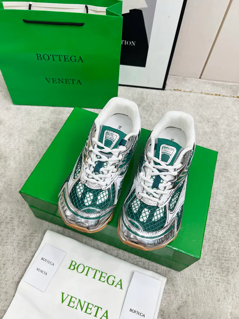 Get out of the factory. Top Version（Couple money.） Bottega VenetaThe Fluttershy's Four Seasons Show.BV OrbitSports shoes Wang Yi Bo Same paragraph Lovers' leisure shoes, dad's shoes.！RunnerSports shoes！Original procurement development！ Use of original light-technology web-based fabrics, Original unamended！Process complex！ Design rubber for the outside with geometric patterns The King's Bomb Series. High Version It's actually a lot higher., Still the same little legs. Very.nice. - You're a man of play., Matching Packed shoe process Admit High Version The original version of the Big Bottom is unique., Select ScrewTPUOtsumi!, The material weight is identical.！ Size:#Women35-41 （40 41Custom without re-offer） Men39-45(45Code custom is not to be changed)