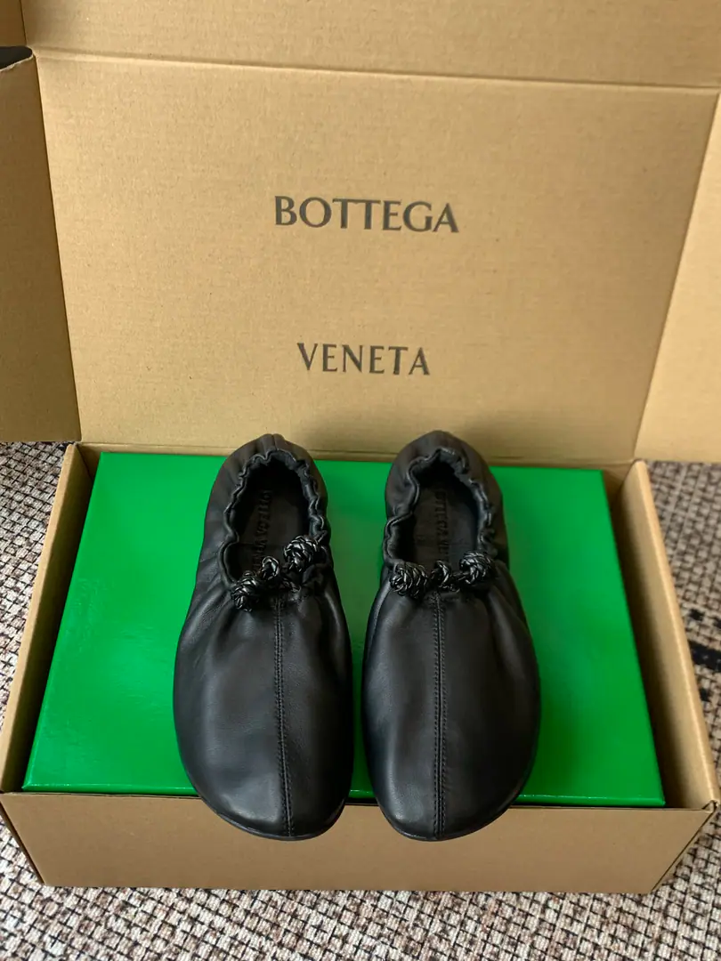 Bottega Veneta The Fluttershy.26ss Wrinkles The clouds are flat-bed shoes. The classics never pass. MatchBVA symbolic cloud wrinkle design Low profile. A proper closet with a gold-cream shoe. The whole little little little sheep's skin. ♪ My hands are soft as a cloud ♪ No hard-core squares. The upper foot is completely unconscionable. The shoe is wrinkled and wrinkled.+Hand-weaving ropes The details are simple and the design is smart. Perfectly condensed, very loosely swept wind. Shoe face, sheep's skin. A foot-stamped sheep's skin cushion. Rubber Bottom Codes: 35-40（40I'll make sure I don't change it.）
