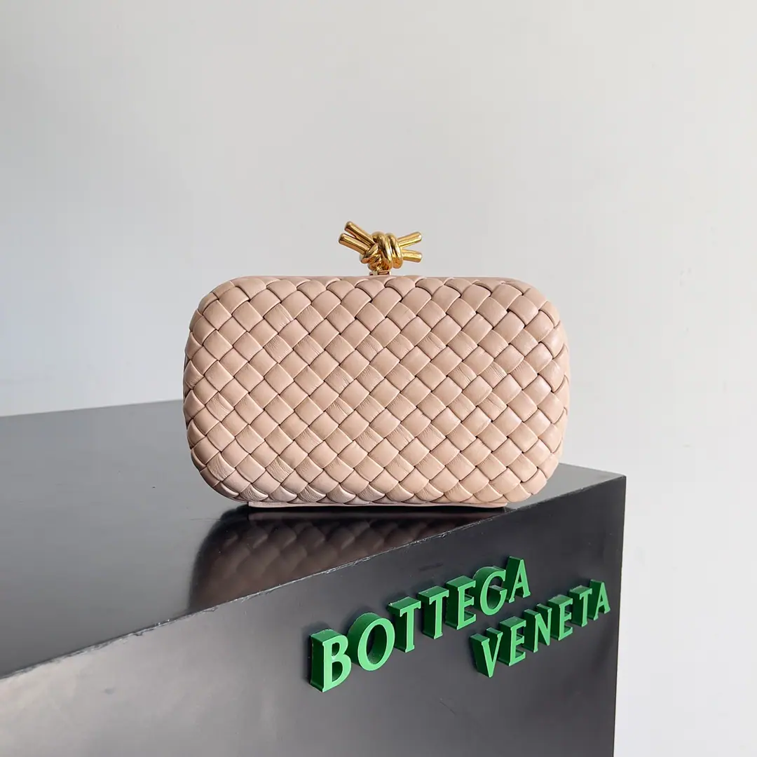 The Fluttershy.24Spring fashions make dinner bags. No ID, And the same thing with the glow., This dinner bag is so colorful., The petals are a source of spring's joy. Original factory skin➕Unspoiled steel hardware➕24kReal gold.➕All handy Some of us know about our brand history., I think we've all heard of the knot. BottegaVenetaA story., And one of the more important designs. Paragraph: 717622 Dimensions: 20.5*6*12.5
