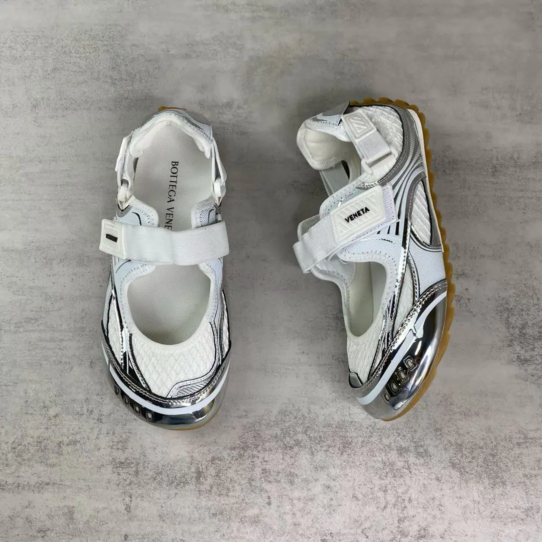 NewbvMary Jane's shoes. The technology with the Mary Janes on the Internet. • Liner: Technical fabric • Colours: Silver/White/Fibre-optic white • Rubber Origin: Italy Heat-plastic polyurethane, Jin-ho!, Polyurethane, Polyester fibres, Ammonium Size35 36 37 38 39 40 41 42 43 44 45 46 Configure original packaging