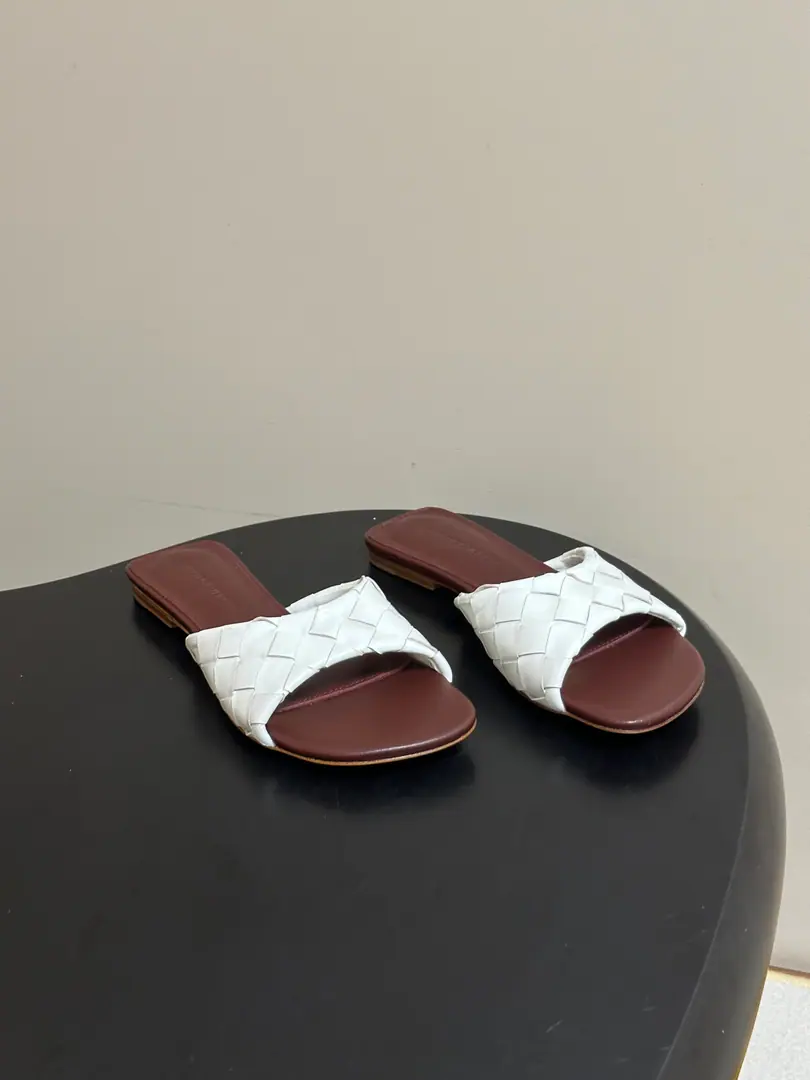 Top Quality BOTTEGA VENETA The Fluttershy. 2026Summer New Money BV LiviaMuller weaves sandals, squirts. ClassicIntrecciatoHand-weaving mythology, 12mmSoft and bottom height, ♪ Step on the loose ♪. The head is a very simple line., Low-saturated leather with a lot of gas.！Daily commute, It's all right for vacation., Low profile.logo, The quality is the best sign.！The beautiful fairy slippers are here.💥The money's gonna be tied up with Muller.！The delicate import is so soft and the skin is so strong.！Fine twisting decorations Jane is a very valuable man.！Low heels aren't tired., It's a steady walk.！Spring and summer just needed a single.！You can put on any dress., The pants are so emotional. The rich family is so full of slobber and slobber.！The Fluttershy. Bottega Veneta For every woman who walks around.. Shoe.: Customize weaves of cattle skin Inside, put your feet on the inside.: Bullskins. Shoes under the sole.: The Italian skin is a big thing. Codes: 35-39(40.41.42I'll make sure I don't change it.)