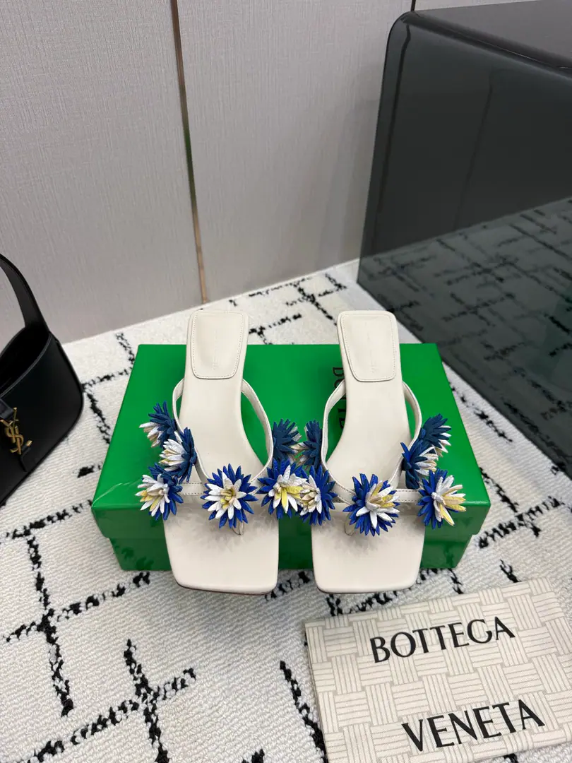 Top-level high-end version Repurchase Quality BottegaVeneta2026ssShoes.. BVThe money's a big deal., ins&Little Red Books are super-hot.！The upper foot is so sexy.！It's so beautiful.！There's a reason to get a fashion wind., The comfort of being trapped. It's not heavy, it's not tired., Original custom fabric Compare market top version. This big knitting shoe is so sophisticated.！You're a good-looking, fairy. It's a fashionable and design-oriented thing. And they're all very, very well worn., Especially with a skating tape cushion on the bottom of his heels., It's practical and qualitative., It's a good job for a working family.💃🏻 Comfortable design with inner courage. It's a great design. One of them is a personality. The tide of the monolith. Use Italian skin. Bio-plastic process Slippery comfort. He's tall.: 5cmand9cm Codes:35-39（34.40.41.42.43Do it., No, no, no, no, no.） Packaging: Top-level high-end package