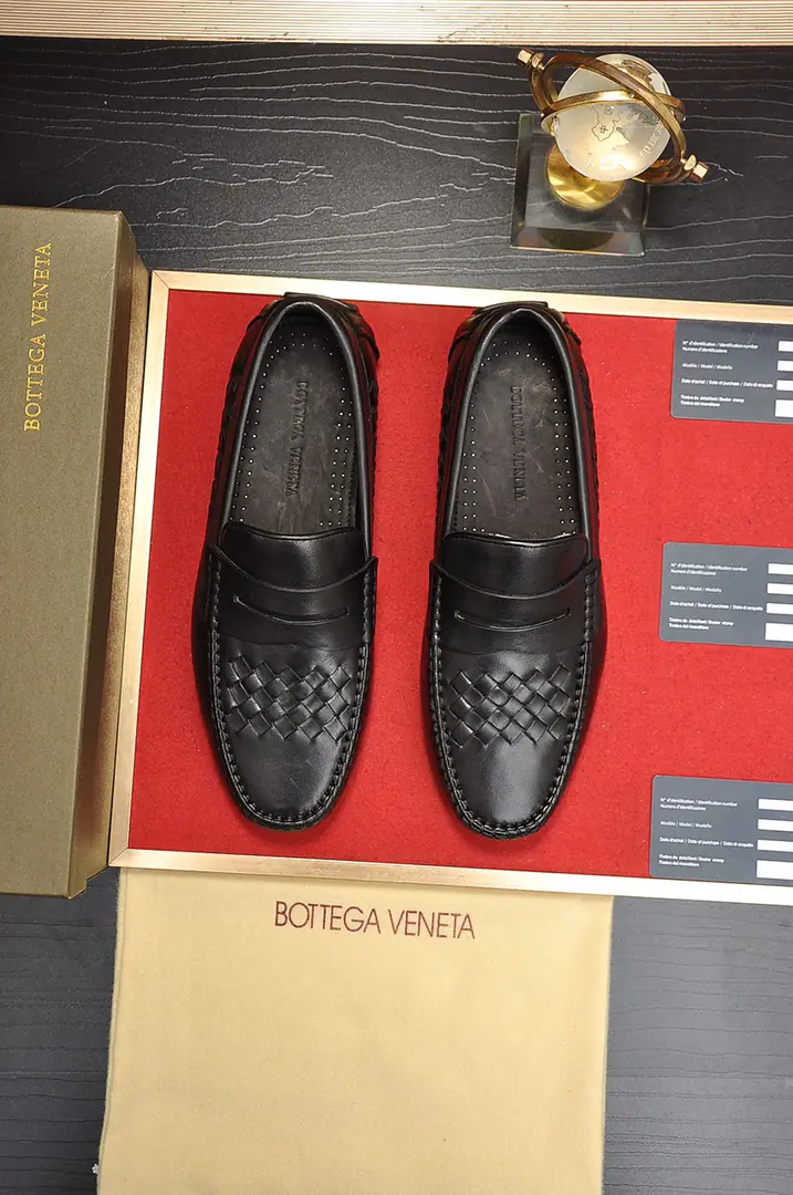 Get out of the factory. 【Botteg Venetta(BV)】（In the whole cow's skin.）New exclusive. New money for the network. Top-of-shoe calf skin made above the shoe surface A delicate touch. The quality of luxury. For men's delicate weights. It's a noble place to be. A carefully designed Mark hand-made stitch. Fluid Lines Inside the whole cow. Sweatwash comfort. 38-44