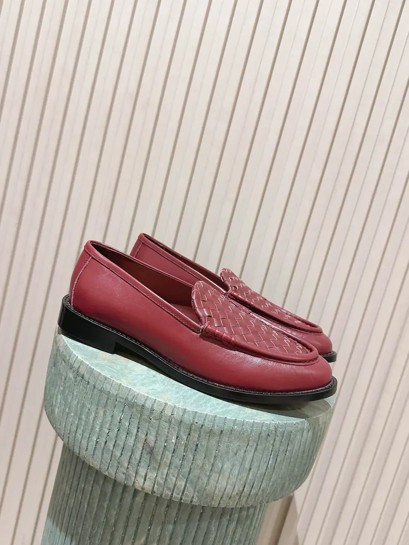 Top Version Bottega Veneta/BV F 2026ssNew one is hand-woven. AstaireLeFlell Shoes. Original-to-one approach Another trend in the current state of mind. The ceiling.！It's the most all-colored. Finely flat The fabric. Same color and skin. Design with heart Never. It's cozy and durable. The shoe-faced line is a car with an Italian computer. - I'm doing a little work.💯 ✔Shoe-faced material Importing cow skin Handweaving ✔The foot of the mat is a sheep's skin. ✔I'll use the original to open the screen. That's a big deal. ✔Shoe bags are covered with glue.logoProcess Market top ✔Use thermomelted stylist. Back up. Easily bounce without change ✔Codes: 35-42（40 41 42 Custom without re-offer）