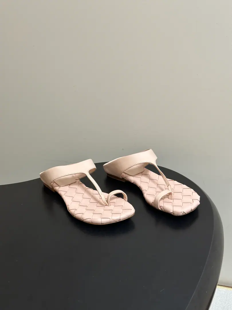 Top Quality BOTTEGA VENETA The Fluttershy. 2026Summer New Money BV Livia The toes weave the sandals with the toes on the bottom. ClassicIntrecciatoHand-weaving mythology, 12mmSoft and bottom height, ♪ Step on the loose ♪. The head is a very simple line., Low-saturated leather with a lot of gas.！Daily commute, It's all right for vacation., Low profile.logo, The quality is the best sign.！The beautiful fairy slippers are here.💥The money's gonna be tied up with Muller.！The delicate import is so soft and the skin is so strong.！Fine twisting decorations Jane is a very valuable man.！Low heels aren't tired., It's a steady walk.！Spring and summer just needed a single.！You can put on any dress., The pants are so emotional. The rich family is so full of slobber and slobber.！The Fluttershy. Bottega Veneta For every woman who walks around.. Shoe.: Customize weaves of cattle skin Inside, put your feet on the inside.: Bullskins. Shoes under the sole.: The Italian skin is a big thing. Codes: 35-39(40.41.42I'll make sure I don't change it.)
