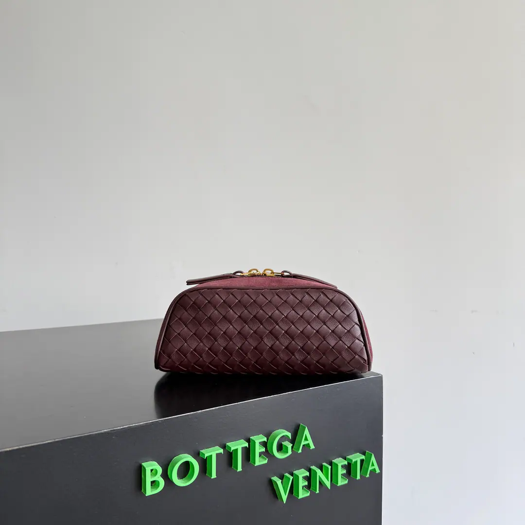 Bottega VenetaSmallNodoHandbags out., ClassicIntrecciato The skin weaving., Very brand-identifiable.. Skins., The chickens are cozy.. And inside, too, Pee.～Even if you put your phone on, you don't have to worry about being polished.！It's not much, but it's practical., You can take the bag or take the money.✨ Paragraph: 876510 Dimensions: 20*10*9cm