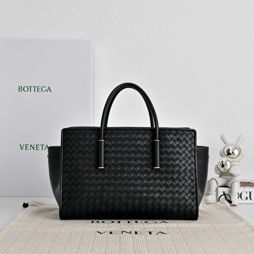 BV The little twilight of the Fluttershy.BarbaraComing!！Atmospheric rate Barbara👜♪ Roll out a lovely sister ♪👉Small Barbara, Shrink., There's no small space.！Building sense＋The handles., The line is sharp and soft and radians., Internal leather mirrors+Large capacity partition, Balancing the value of the color with the utility💯. The zipper's all right., Weaving is more of a seal.！Classic9x12Weaving with a cloudy little sheep's skin., Soft and luxuries., I'll just take it out and I'll have my taste.. Smaller sizes are more routine., I can fit in the usual stuff., You'll be out when you're easy to say., Self-respect., It's a good match., This year.BVA hot one.🤩 Paragraph: 5932 Dimensions: 30*20.5*18cm