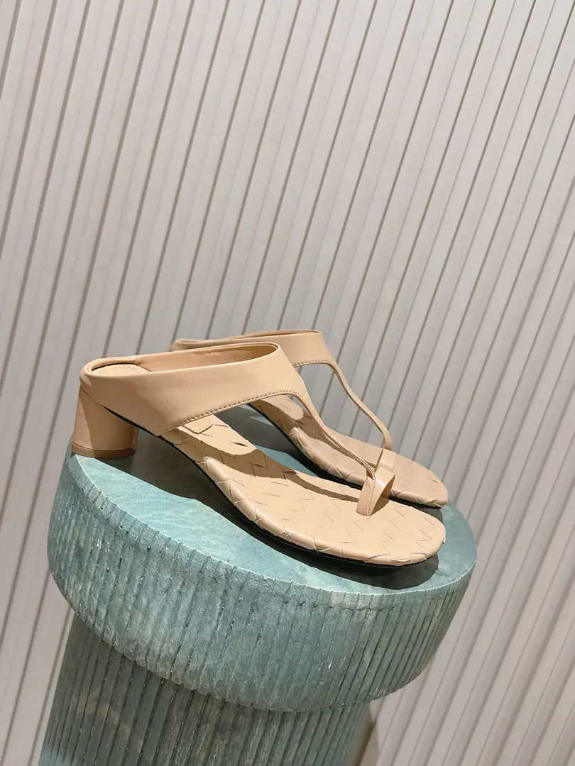 Top Version Bottega Venet*BVSummer's new weaving and toes and sandy tows. Bringing up the loosely ancient style, The classic knitting road is full of shoes., BriefTType-button design, It's a nice, smooth, stylish foot., Low profile, high-level, lazyness.. With cowboy legs., A half-clothed dress., Rhythms., The holiday is a perfect match for the dress., I'm shopping everyday., A beach vacation., A coffee shop., It's a good thing to go out for a short trip.. Shoe.: Bullskins. Uchi.: Bullskins. Otsumi!: Italy is a big-ass place. size: 35-41Code（40, 41Code custom is not to be changed） He's tall.: 4cm
