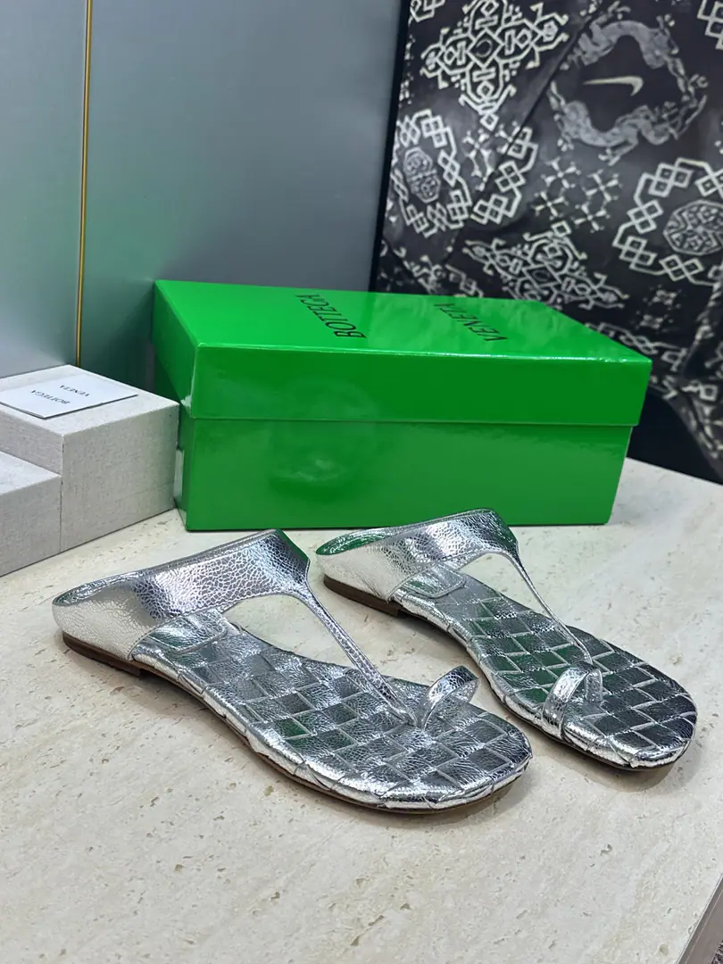 Plant prices Bottega Veneta The Fluttershy.2026Spring and summer weavers. BVLetterlogoA toe-toe slipper. Material:I'll import a cow's skin on my shoe./Import of metal cow skin+In the skin of the watered cow.+Italy is a big-ass country. Size: 35-42(40.41.42Custom without re-offer）