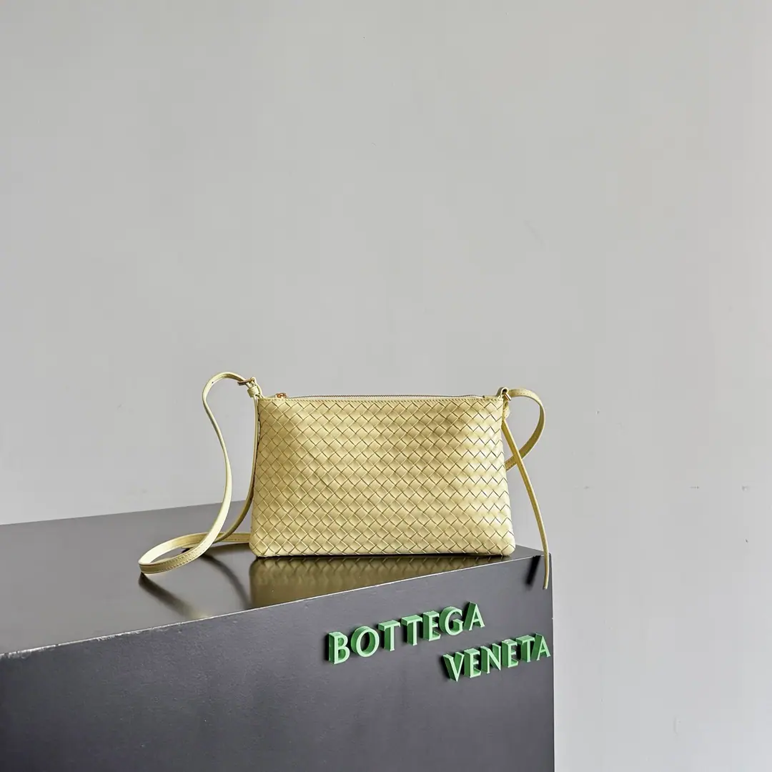 ByBV26The new weaver bag in the fall is amazing.💖！ClassicIntrecciato PiccoloThe skin of the sheep weaving the muscles., ♪ Touchy, delicate ♪. It's inside.6A position, The zipper is safe and practical.. It's easy to put a cell phone on., The strap is free to adjust., ♪ Slanting and lazy ♪. Or take off your shoulder belt and use it., It's too thick but it's large enough.. Telecommuting, I'm not sure I'm sure I'm a good date., A low-key, posh luxury.～ Paragraph: 876625 Dimensions: 24.5*15cm