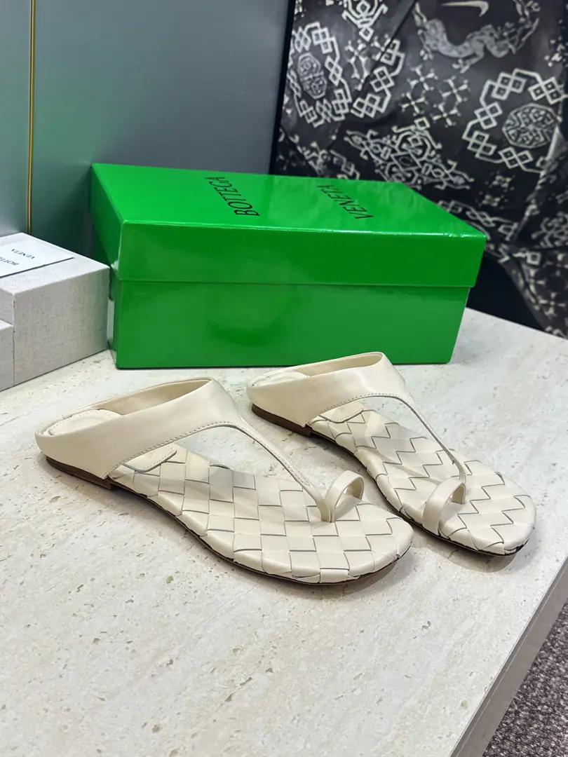 Plant prices Bottega Veneta The Fluttershy.2026Spring and summer weavers. BVLetterlogoA toe-toe slipper. Material:I'll import a cow's skin on my shoe./Import of metal cow skin+In the skin of the watered cow.+Italy is a big-ass country. Size: 35-42(40.41.42Custom without re-offer）