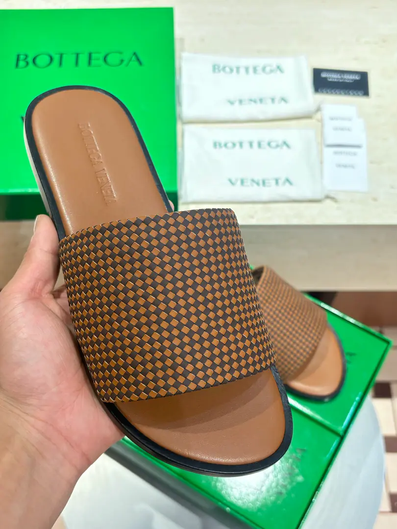 Top mass2026NewBvMan, that's a big slipper., It's a simple and fashionable design., Hand-made shoe-faced, The soles are light and comfortable., It's for routine or vacation.. Italian Craft, Details are fine., Brand ID low profile., Show high quality.✨. It's a combination of leisure and vacation., It's easy to get a look at., It's a summer one-on-one.！ size: 39-44（38.45.46Custom）
