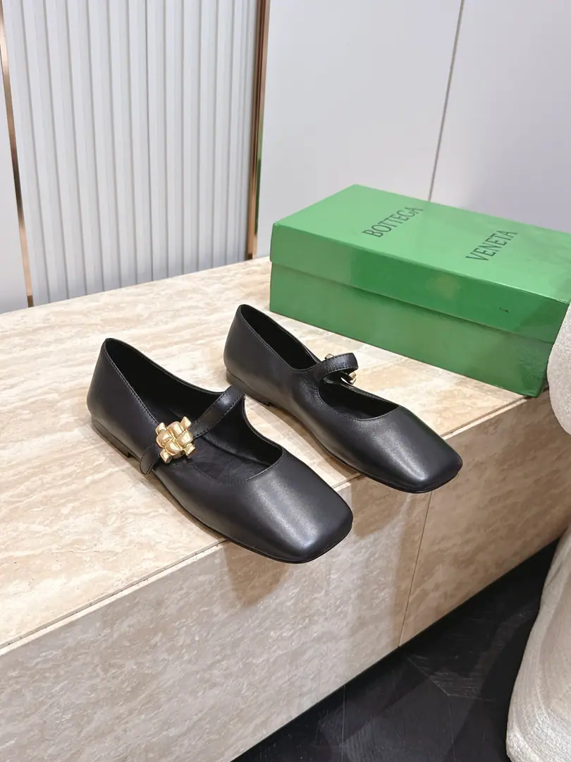 BOTTEGA VENETA 26vsThe latest set of spring-roll shoes in the morning and autumn.……BVA pair of flat shoes with a side end. The Red Book is a big star.！It's beautiful on the upper feet.！This shoe has a great sense of excellence.！You're a good-looking fairy. It's a fashionable and design-oriented thing. Especially high because there's a gel cushion on the sole of the shoe that won't be tired for a day., With a sense of quality and quality., Don't be a good match for the last class., Soft Water, Take a rest.…… ❶Fabulous.: Original customized sheep skin ❷Uchi.: Original customized sheep skin ❸Foot.: Original customized sheep skin ❹Otsumi!: Original custom customized for real leather ❺He's tall.: 1.0cm ❻Packaging: Original package ❼Codes: 35-39（40.41.42.Custom without re-offer）