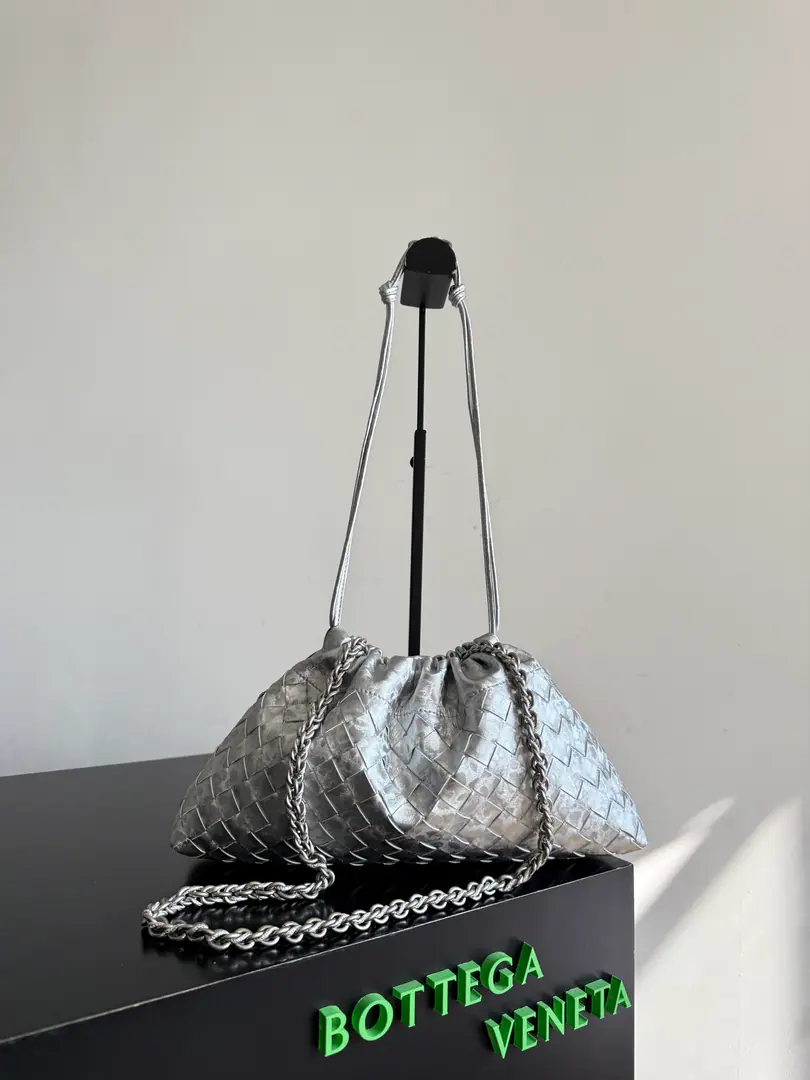 BOTTEGA VENETA 2025Ms. New.Dustbag NotteHandbag. It's always popular when it comes to the market.Dustbag- The chain clause.！！The handbacks remind you of the classic bag.Pouch, Light and elegant., The retained rope design allows the bag to be used as a armpit., Longer chains., It's a perfect match for the girls who like to free their hands and slant their backpacks., No matter what kind of back-up., You can change your back based on the occasion and the mood of the day.🪄🪄I got a wide-ranging package., I've done a little visual refractory on the skin., The skin is velvet in quality., The bag can accommodate small umbrellas and water cups easily., The inside is nylon., And it's so easy to carry. Paragraph: 844626 Dimensions: 33*19*8cm