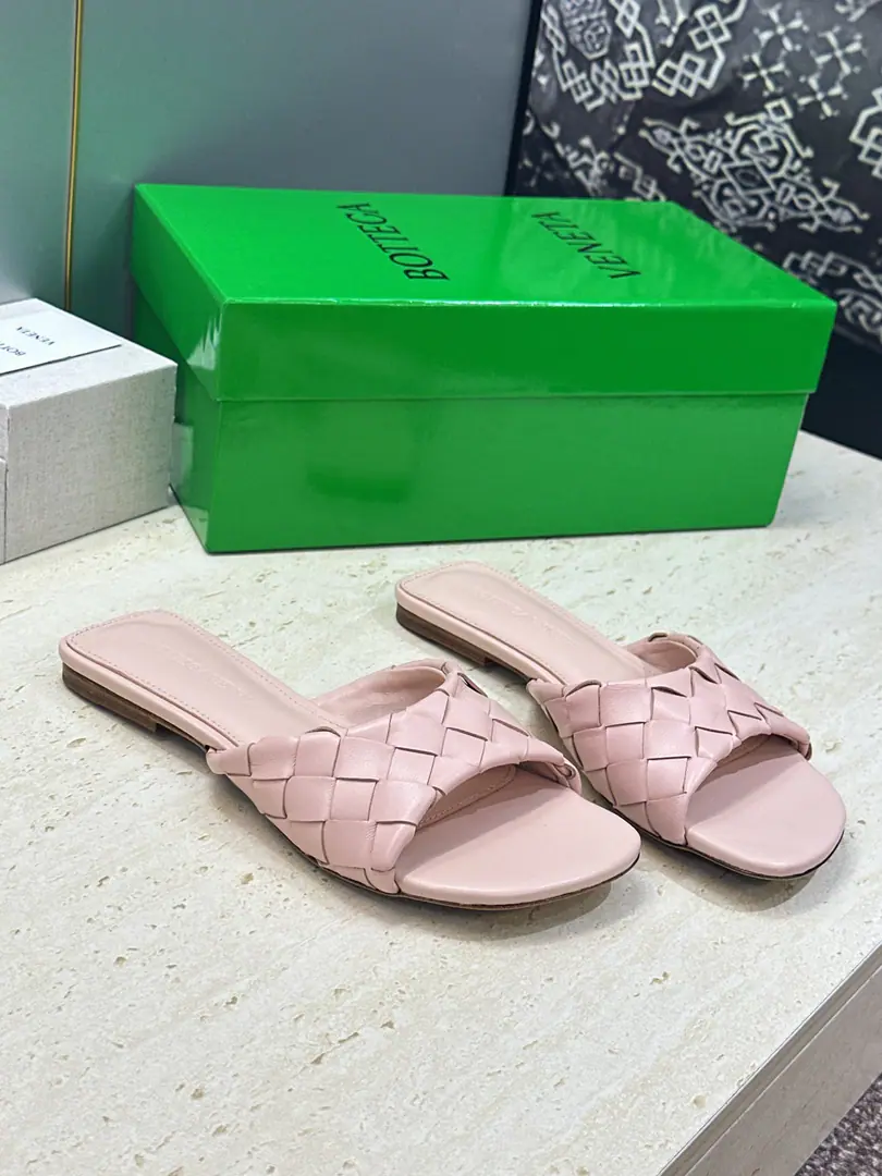 Plant prices Bottega Veneta The Fluttershy.2026Spring and summer weaver sandals. BVLetterlogoThe sandals on the bottom. Material:I'll import a cow's skin on my shoe./Import of metal cow skin+In the skin of the watered cow.+Italy is a big-ass country. Size: 35-42(40.41.42Custom without re-offer）