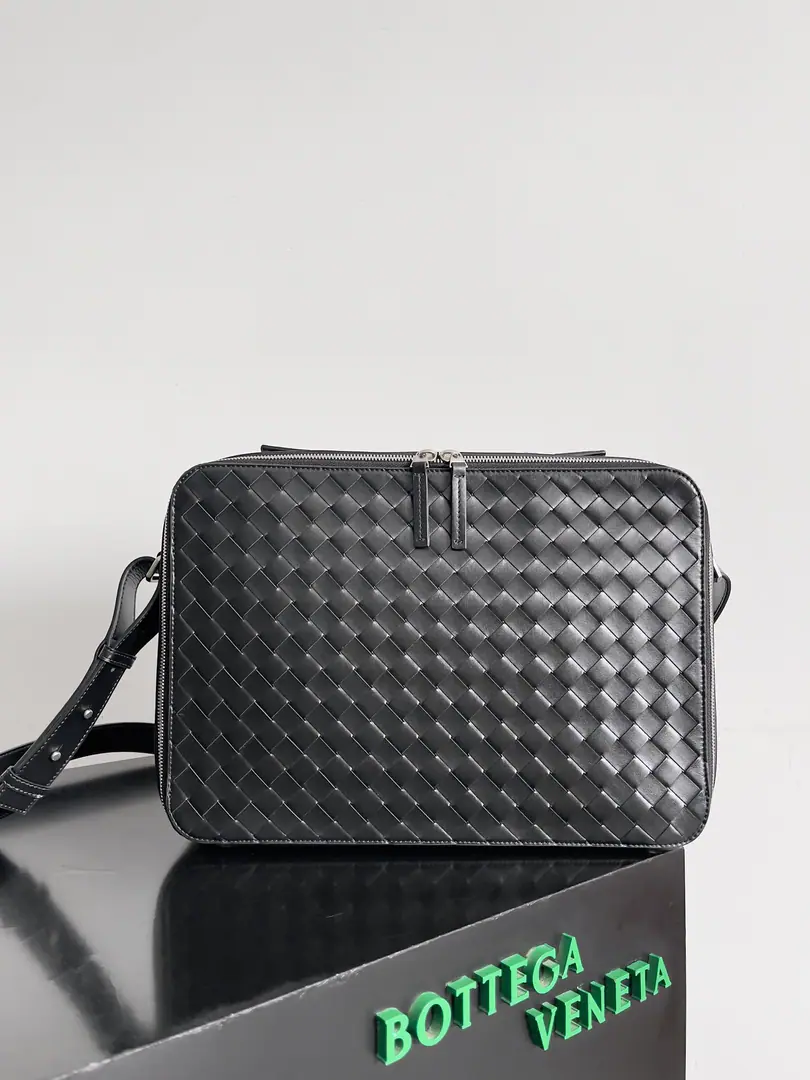♪ And the first new one ♪Bottega Veneta Men knitting computer bags, Reconciled to remove the belt and scalable lifter, No one's visible.logo, But with the most luxurious carved leather.. Leisure, You can match the dress., The choice of the job.. A fine leather knitting process., It's full of high-level stuff., It's a simple design and unique design., It'll definitely make you fashionable in the air.. Dimensions: 38*25*6.5cm