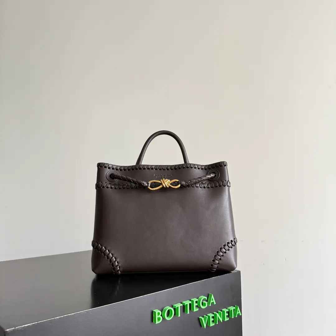 Bottega Veneta AndiamoThere's another new item in the series.🎉 It's made of smooth calf leather., Decoration with manual sewn details, Bringing time to the sense of separability. There's plenty of room inside., It's easy to put in.13Laptop computers and daily commuters. Weaving shoulder belts with slide-adjusted, Hands are so strong.Lady, Slash/Single shoulders switch to lazy leisure mode Paragraph: 867655 Dimensions: 32*25*11cm