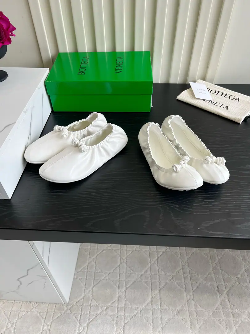 Asak. Deep Bottega Venet*♪ Softly and soothingly wrinkled ballet shoes ♪✨ Who can refuse softly-worn ballet shoes?！ The skin of a twig is foiled., The wrinkles and the buttons., The gentle atmosphere is filled with light.. The foot is soft on the floor., I'm not tired of walking., Daily commute, It's a good place to go out shopping., The French sense of laziness holds it.. Shoe-faced sheep's skin. The inside sheep. Original version to open Size35-39（40 41 42 43Do it.）
