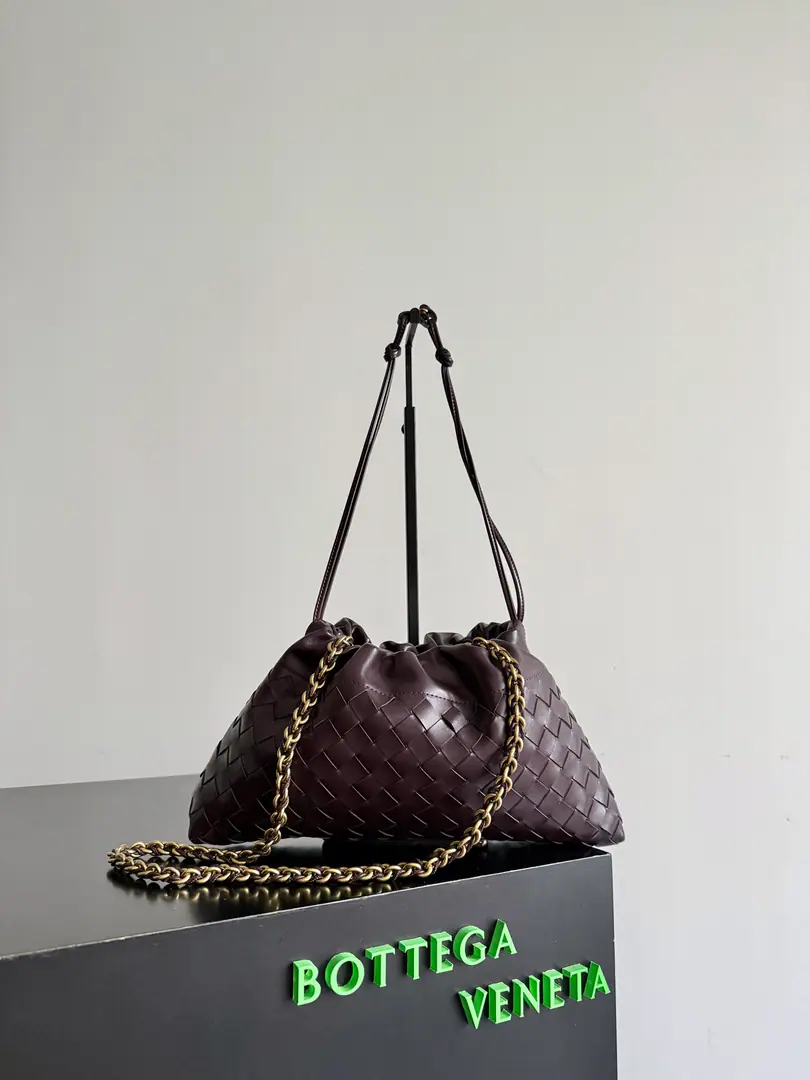 BOTTEGA VENETA 2025Ms. New.Dustbag NotteHandbag. It's always popular when it comes to the market.Dustbag- The chain clause.！！The handbacks remind you of the classic bag.Pouch, Light and elegant., The retained rope design allows the bag to be used as a armpit., Longer chains., It's a perfect match for the girls who like to free their hands and slant their backpacks., No matter what kind of back-up., You can change your back based on the occasion and the mood of the day.🪄🪄I got a wide-ranging package., It's the rainy season., The weather is hot., The bag can accommodate small umbrellas and water cups easily., The inside is nylon., And it's so easy to carry., It's perfect for summer. Paragraph: 844626 Dimensions: 33*19*8cm