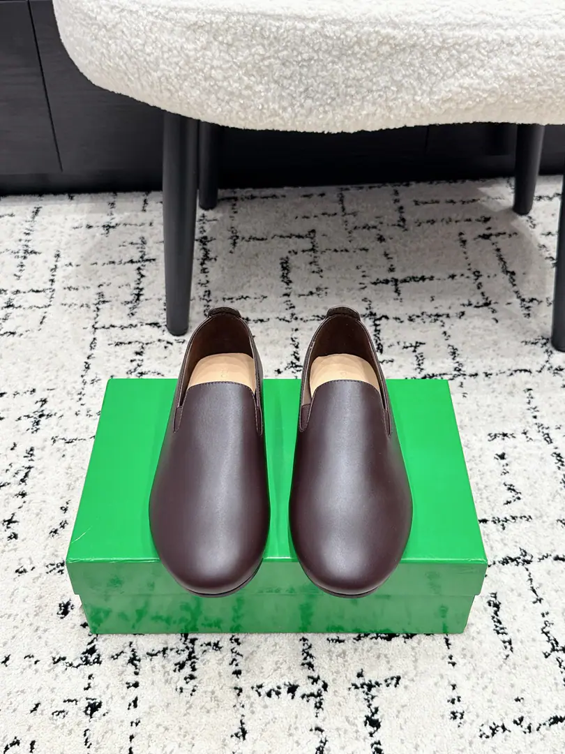 Bottega Venet* BV 26/ The new one is very simple and flat, and all the Loafers. ♪ A smooth, smooth shoe cut ♪, No extra fancy decorations., The most simple line is a high-level relief., Clean air shoes., The lower the tone, the more qualitative it looks., The eye is full.. A classic one-legged stripping design., The lazy man goes out for a second and squeezes it., No need to bother with the adjustment., I walk around every day.. The whole thing's a better way to walk., Walking long., I don't have to worry about my shoes., Practicing.. ✔️Fabulous.: Bullskins. ✔️Uchi.: Lamb skin. ✔️Otsumi!: That's a big one. ✔️size: 35-42（40 41 42I'll make sure I don't change it.）