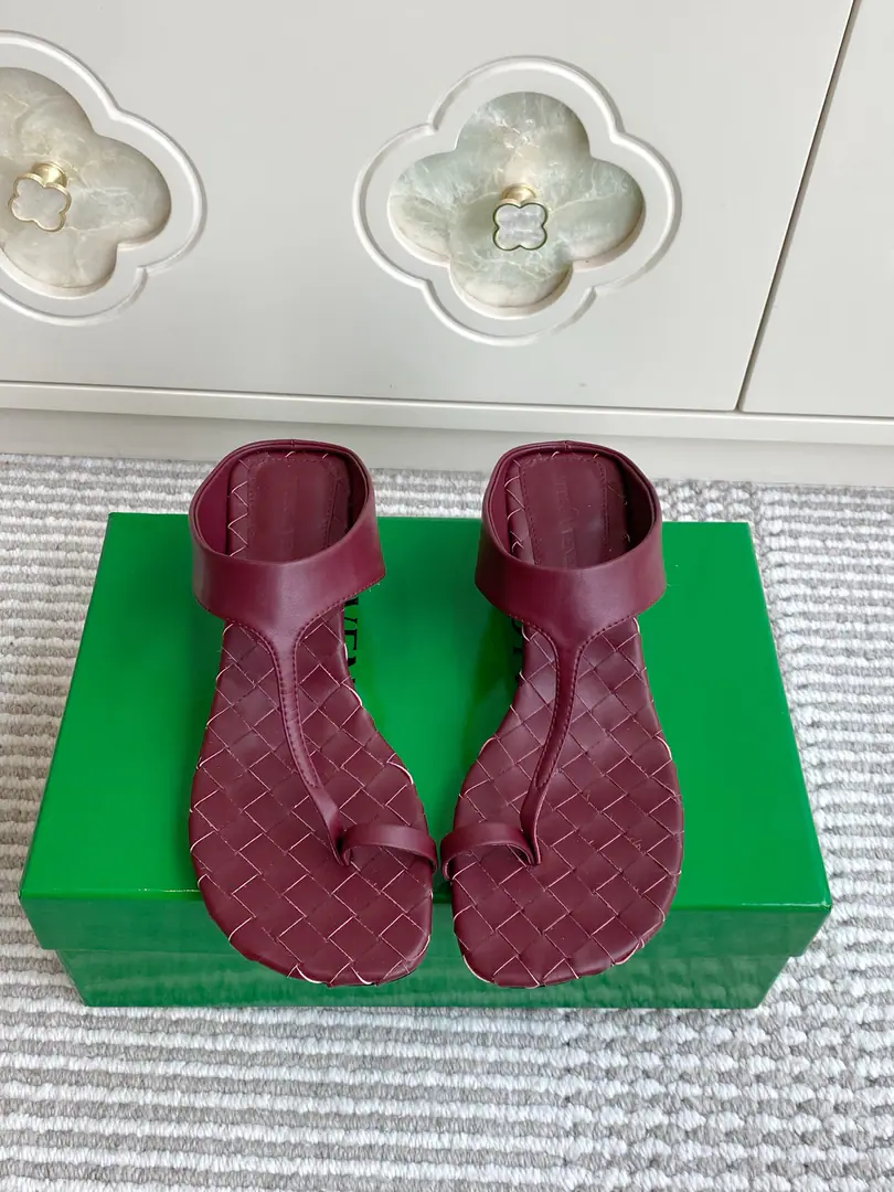 Batch 🐳BOTTEGA VENETA BV·Weavers with thick toes and sandals. MarkerIntrecciatoWeaving and shoe-beds., ♪ And the taste of the body fell ♪ TA toe-type.+No hindsight., It's a simple thing., ♪ On the upper foot, thin foot ♪ Round column thick and thick, Highly friendly, I'm not stressed out. Slippery leather., High-end colored. Import of sheep skin/It's a real piece of shit. He's tall.: 4cm size: 35-39（40.41.42Do it.）