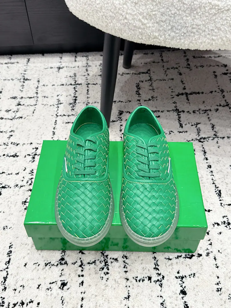 Men+10 Bottega Venet* 26/ Hand-woven couple shoes. BVMarkerIntrecciatoHand-woven real self-carried advanced filters！All four colors are in the middle., No mistake in picking anything.. The delicate skin of sheep weaving hand-made texture is so qualitative., Janey with a leisure version, The soft feet are light and not tired.. Very simple and low-key Italian style, With a suit., Tsk., Even the dress fits., Spring and summer are a relief., The crowd is not gonna touch the money., You can't hide the details without a low profile.. ✔️Fabulous.: Water-washing canvas./Little sheep's skin. ✔️Uchi.: Lamb skin. ✔️Otsumi!: Original version to open ✔️Size: 35-45（Women40 41 42 Men39 45Do it.）