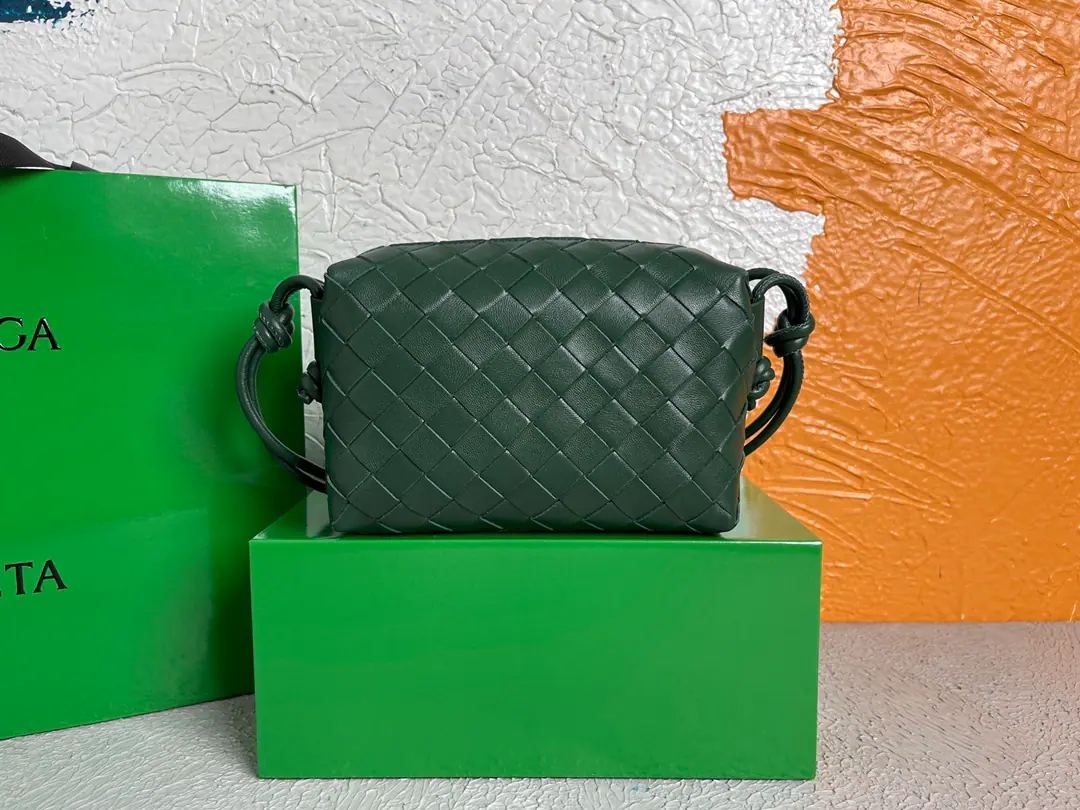 BOTTEGA VENETA/The Fluttershy.2021Ms. New.POUCHTake your bag with your hand., lntfecciatoWeaving leather slants and mini-bags., Open your pockets inside., - We're going to pull the chain., The computer embroidered the leather straps can adjust the length., Model: 9896 Colours: Raintree Green Origin: Italy Dimensions: 17*12*8