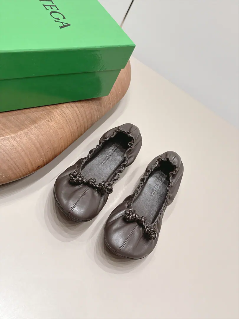 Get out of the factory.: 《Unique top version》 BOTTEG*A VENET*A26vsThe latest set of spring-roll shoes in the morning and autumn.…… 【Round head, wrinkled soles.】 The Jell-O are lucky., The Red Book is a big star.！- I'm so hot on my feet.！It's so beautiful.！This shoe has a great sense of excellence.！You're a good-looking fairy. It's a fashionable and design-oriented thing. Especially high because there's a gel cushion on the sole of the shoe that won't be tired for a day., With a sense of quality and quality., Don't be a good match for the last class., Soft Water, Take a rest.…… ❶Fabulous.: Original customized sheep skin ❷Uchi.: Original customized sheep skin ❸Foot.: Original customized sheep skin ❹Otsumi!: Original OpenTPUForm Bottom ❺Bottom: 1.0cm ❻Packaging: Original package ❼Codes: 35-39（40.41.42.Custom without re-offer） ☀Colours:Synchronise update of the network